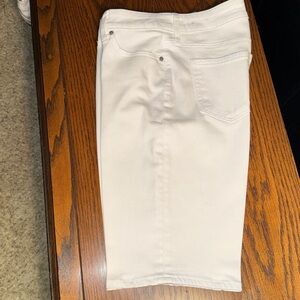 Women's WHITE denim SO SLIMMING GF Short - Chico's size 00R/U.S.2